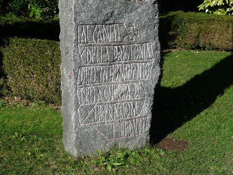 Monumento commemorativo dedicato ai caduti in prigionia e nella guerra di Liberazione, immerso nel verde.