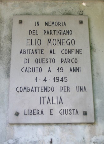 Lapide commemorativa dedicata a Elio Monego, partigiano caduto nel 1945 per la libertà e la giustizia in Italia.