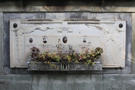 Monumento commemorativo della "Terrazza delle vittime dei bombardamenti", con rilievi e decorazioni floreali.
