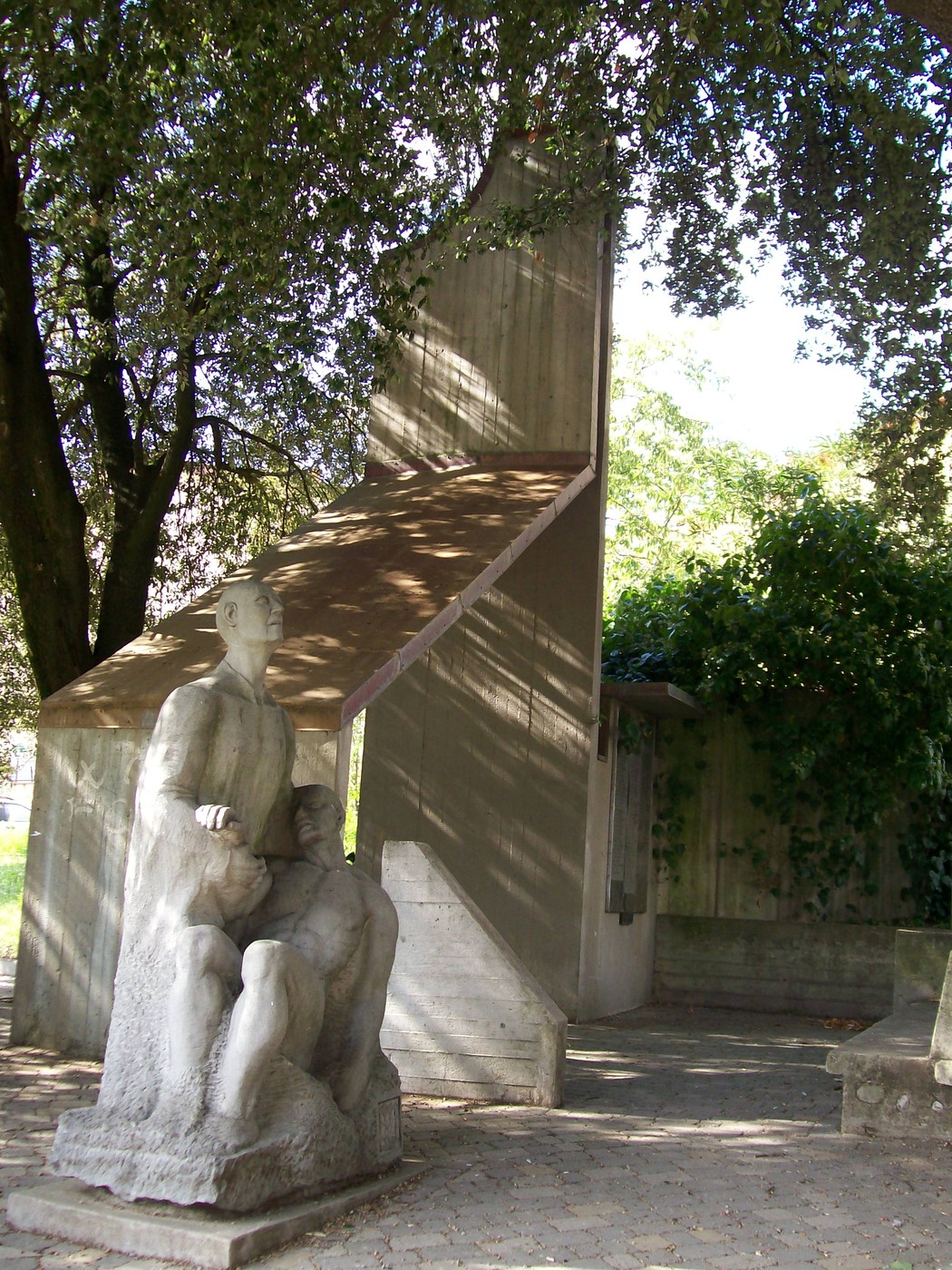 Monumento commemorativo dedicato all'eccidio di Meleto, simbolo di memoria e denuncia storica.