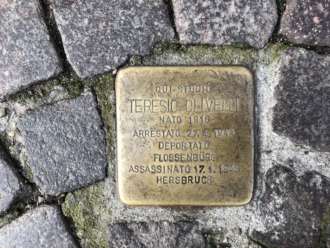 Pietra d'inciampo dedicata a Teresio Olivelli, commemorando la sua vita e persecuzione durante la Seconda Guerra Mondiale.