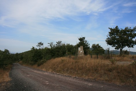 Monumento delle Marie, situato in una zona naturale, circondato da alberi e sentieri.