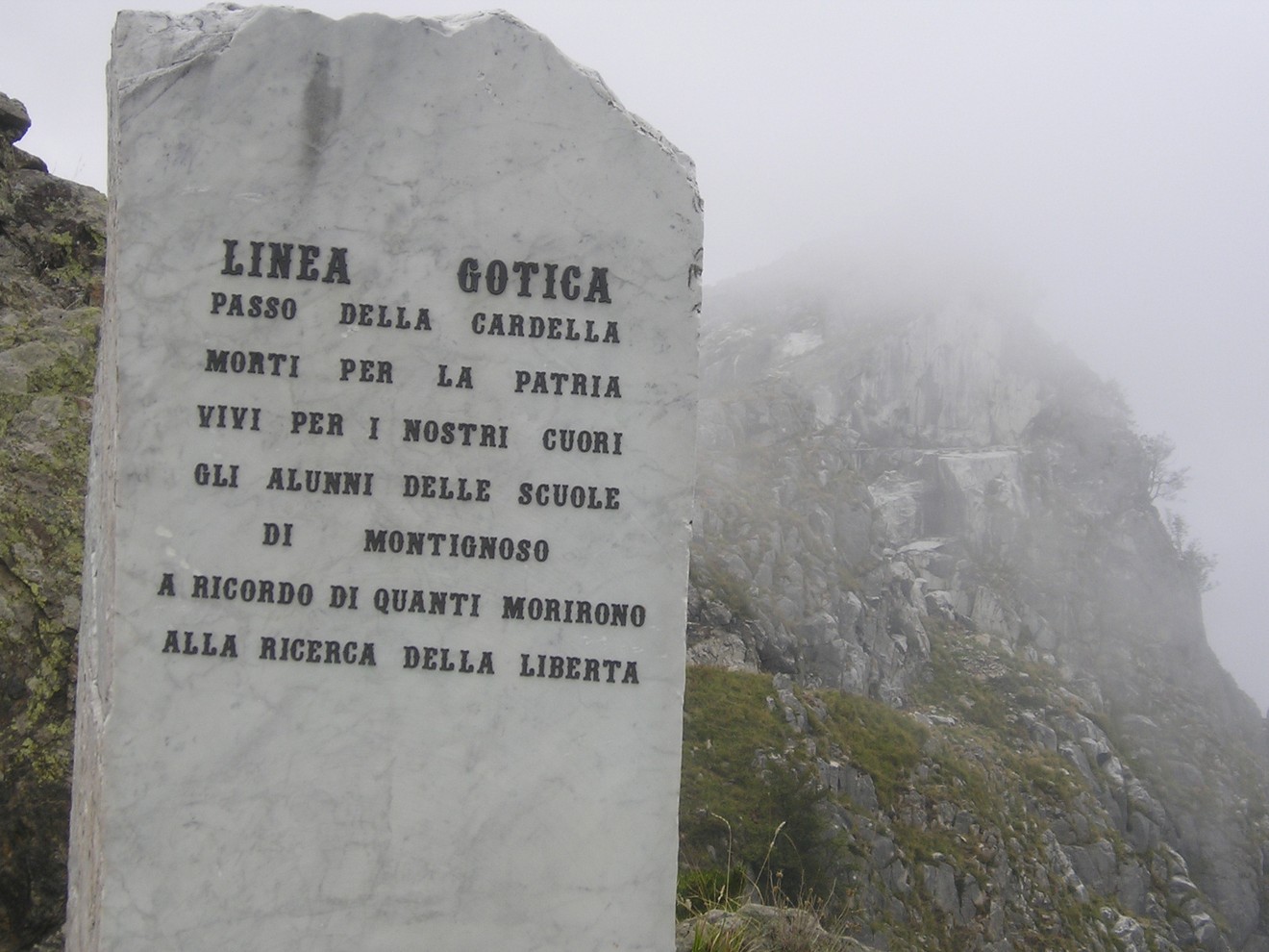 Cippo commemorativo della Linea Gotica, dedicato ai caduti per la patria al Passo della Cardella.
