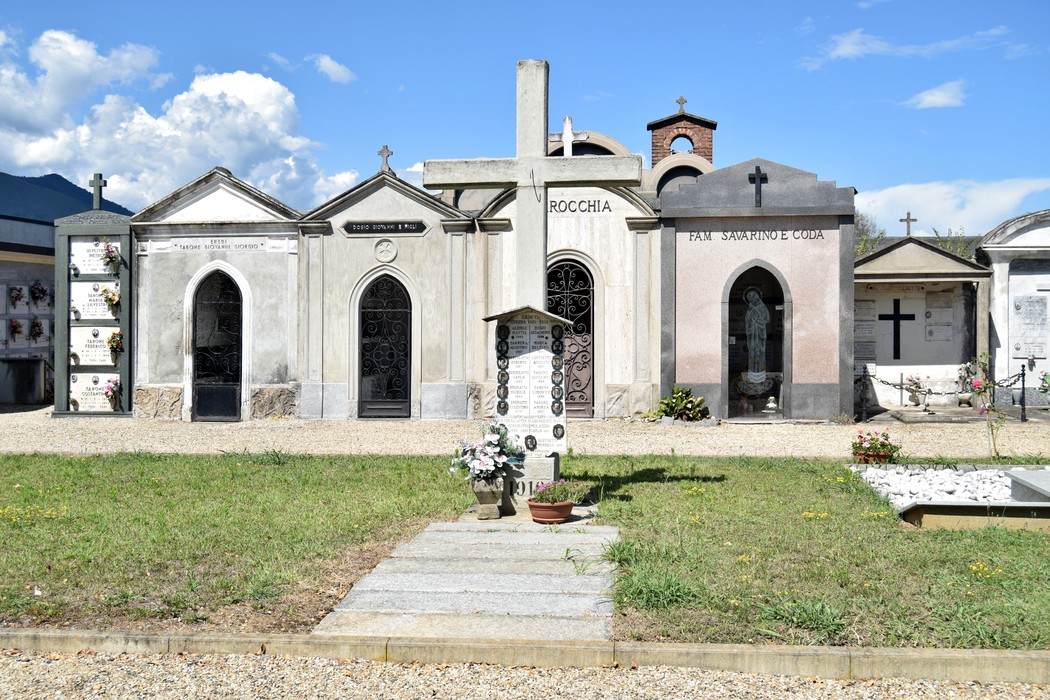 Monumento ai caduti di Brione, commemorazione con monumento e cappelle nel cimitero circondato da natura.