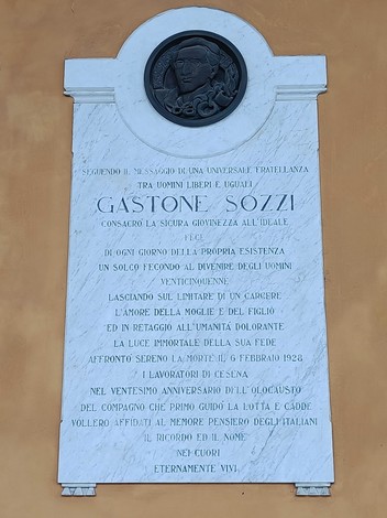 Lapide commemorativa dedicata a Gastone Sozzi, con iscrizioni in ricordo della sua esistenza e impegno sociale.