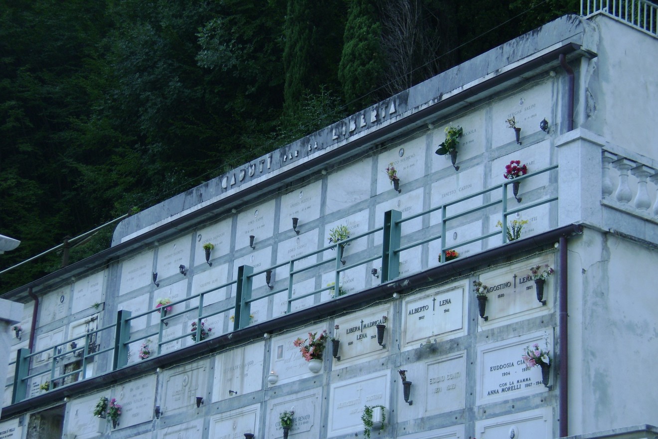 Sepolcri dedicati ai caduti per la libertà, commemorando il sacrificio e la memoria dei nostri eroi.