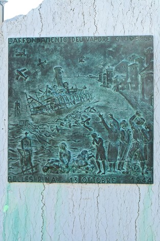 Monumento commemorativo dell'affondamento del Giudecca, con scene di naufragio e ricordi storici.