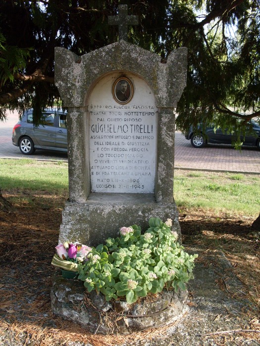Monumento a Tirelli, commemorazione con fiorellini e dedica in onore di Guglielmo Tirelli.
