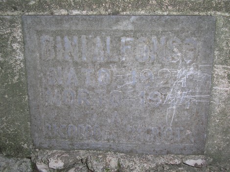 Cippo commemorativo dedicato a Bini Alfonso, nato nel 1924 e morto nel 1944 per la patria.