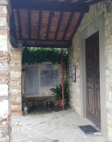 Lapide commemorativa dedicata ai caduti del bombardamento di Molinuzzo, situata in un locale accogliente.