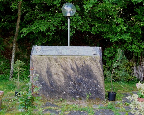 Area monumentale ai Caduti di Partina, dedicata alla memoria dei soldati, circondata da verde e piante.