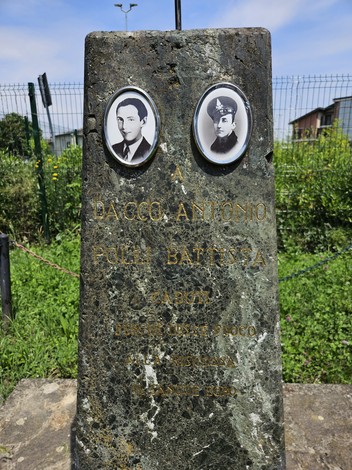 Cippo commemorativo dedicato a Daccò Antonio e Polli Battista, con foto incassate in una stele di pietra.