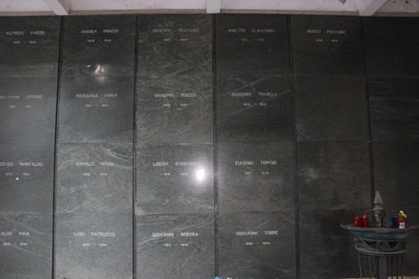 Sacrario dei Partigiani di Sampierdarena, monumento commemorativo con lapidi su pareti di pietra.