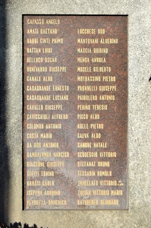 Monumento ai partigiani di Venaria, commemorazione con targhe in memoria dei caduti della Resistenza.