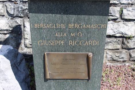 Monumento a Riccardi dedicato ai bersaglieri bergamaschi con iscrizioni commemorative.