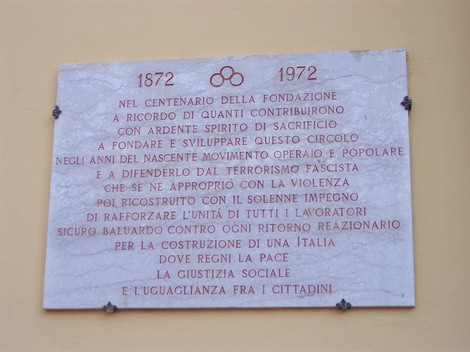 Lapide commemorativa del Circolo "L'Unione", dedicata ai fondatori e ai valori di giustizia sociale e unità.