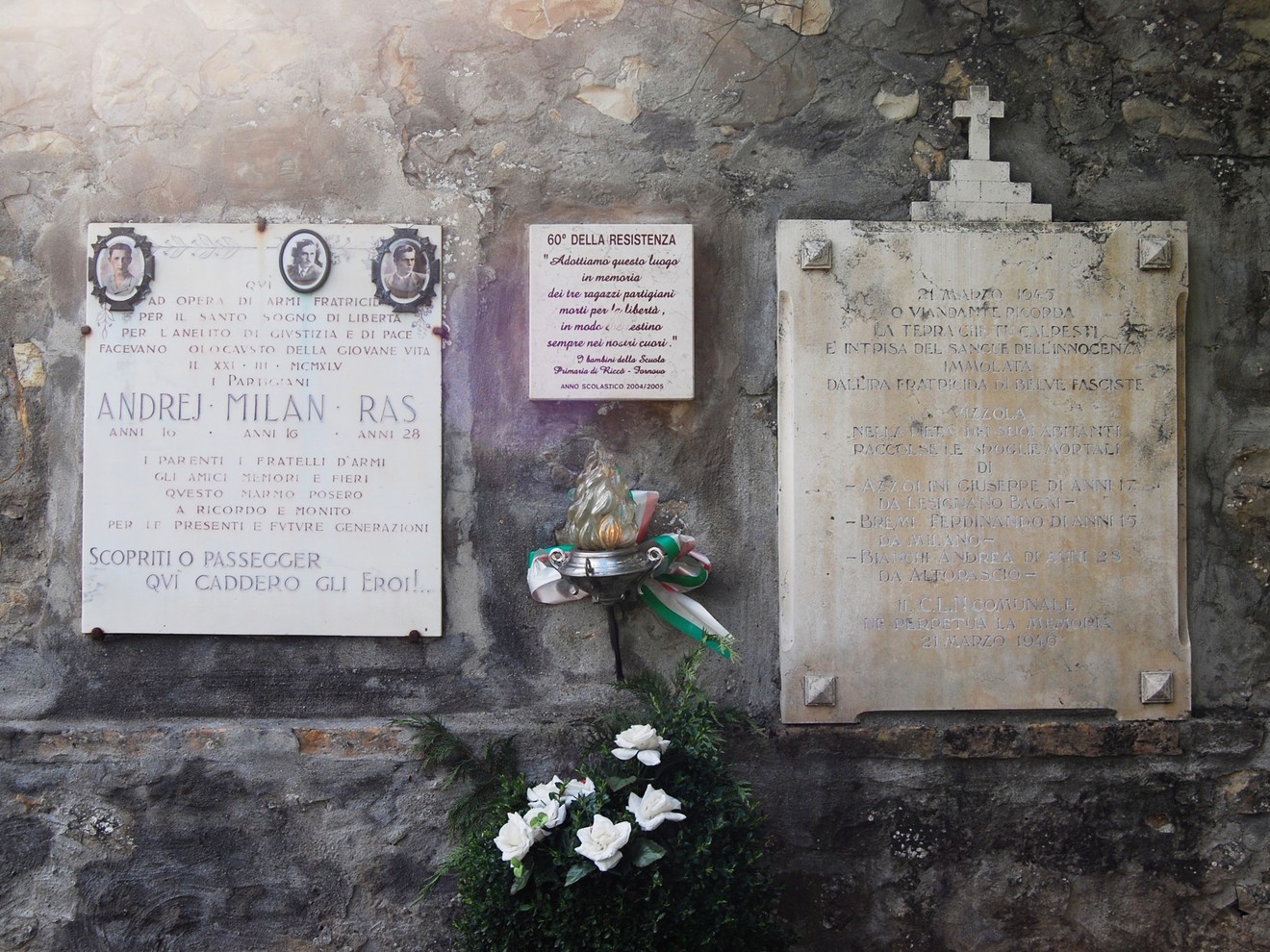Lapidi commemorative di Azzolini, Bremi e Bianchi, con decorazioni floreali.