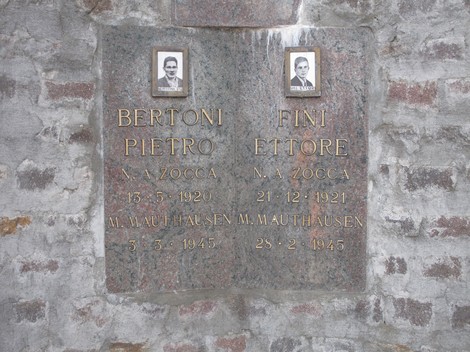 Monumento ai deportati di Ca' Bortolani con nomi e foto in memoria di vittime della deportazione.