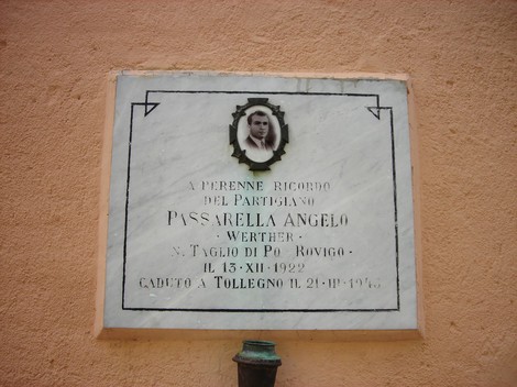 Lapide commemorativa dedicata al partigiano Passarella Angelo a Taggio di Po, in ricordo del suo sacrificio.