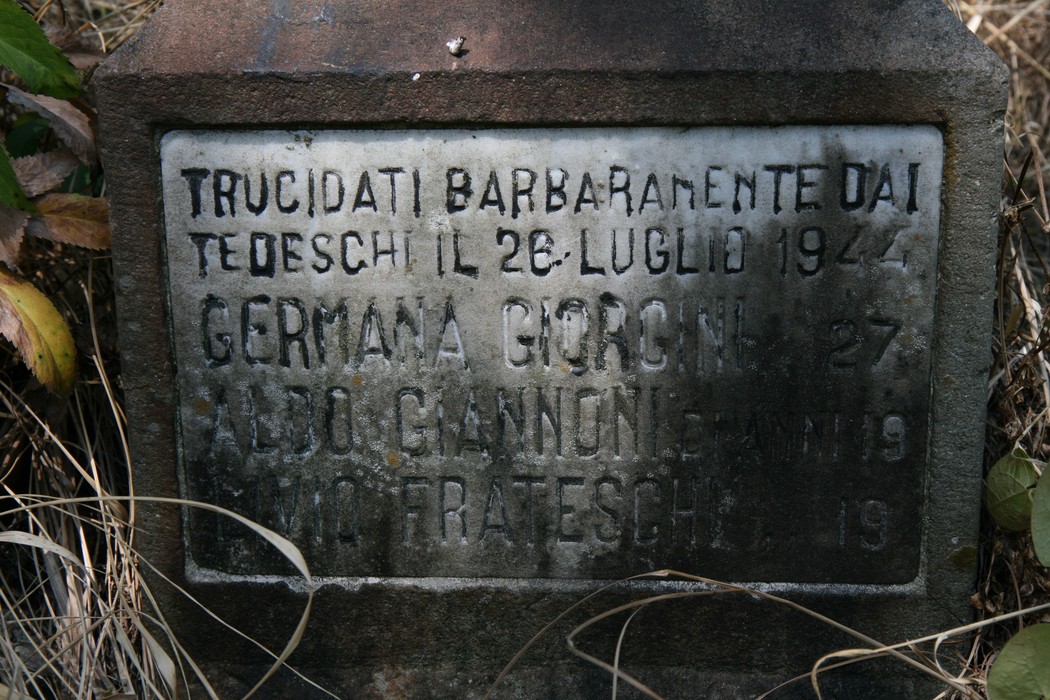 Cippo commemorativo delle vittime trucidate dai tedeschi il 26 luglio 1944, situato al Colle di San Gennaro.