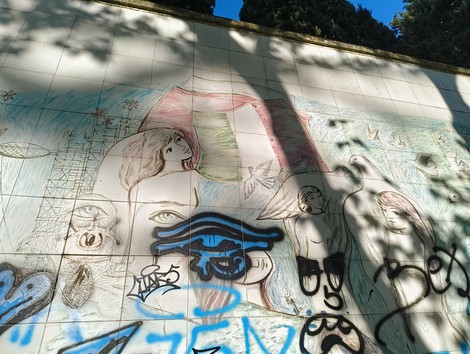 Murales dedicato alla Liberazione e alla Pace, con elementi simbolici e figure evocative.