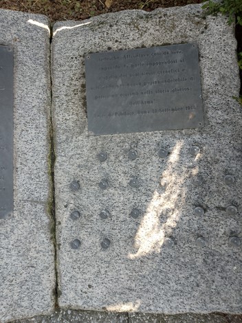 Monumento a D'Acquisto, commemorazione e memoria in un contesto naturalistico tranquillo.