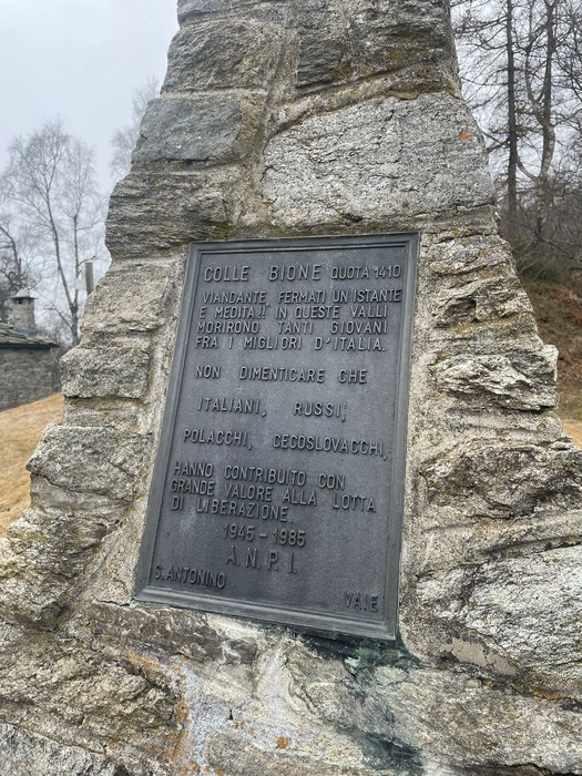Monumento dedicato ai partigiani, commemorando il sacrificio di italiani e russi durante la lotta per la liberazione.