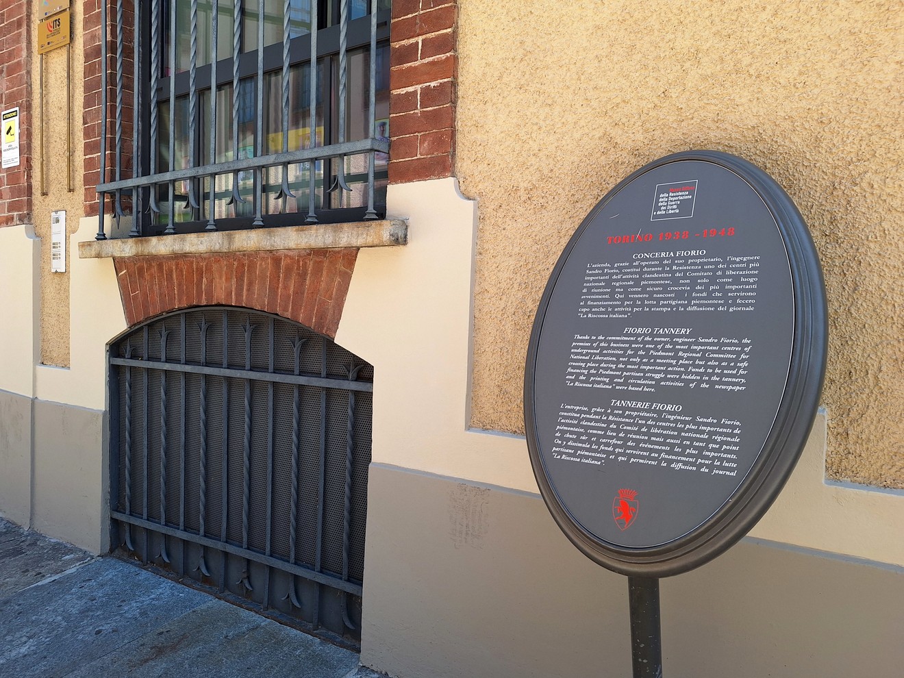 Targa commemorativa del Comitato di Liberazione Nazionale piemontese affissa a un muro di un edificio storico.