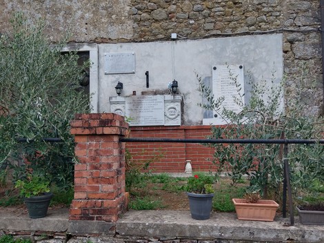 Monumento ai caduti, commemorazione in onore dei soldati periti in guerra, immerso nel verde e nella storia.
