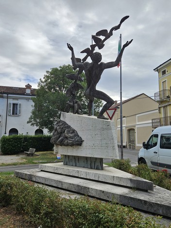 Monumento alla Resistenza, scultura che celebra la liberazione con figure in movimento e simboli di resistenza.