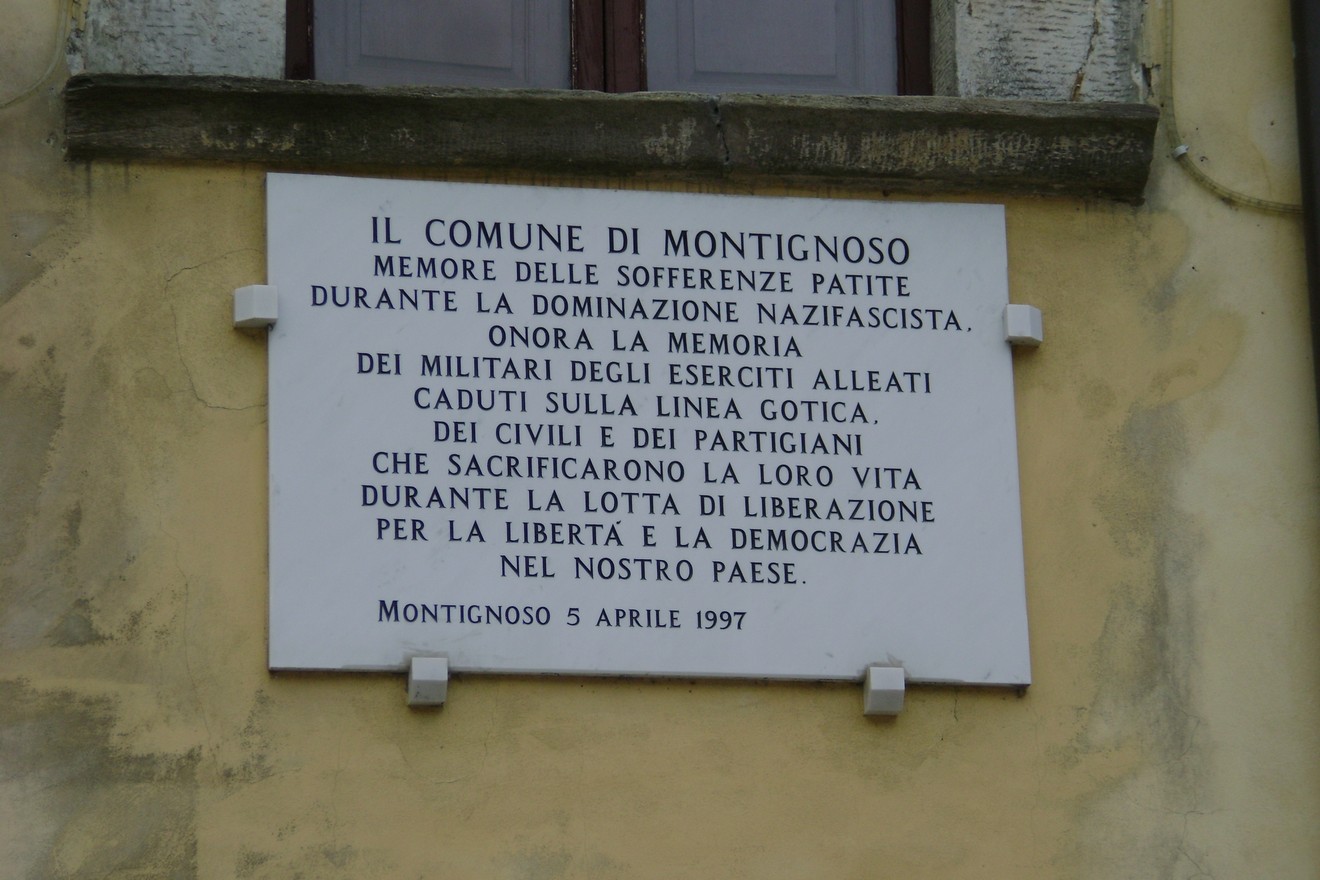 Lapide commemorativa ai caduti alleati, civili e partigiani, sita a Montignoso, in memoria della resistenza.