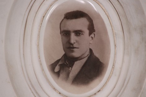 Ritratto in bianco e nero di un giovane partigiano, simbolo della resistenza e della lotta per la libertà.