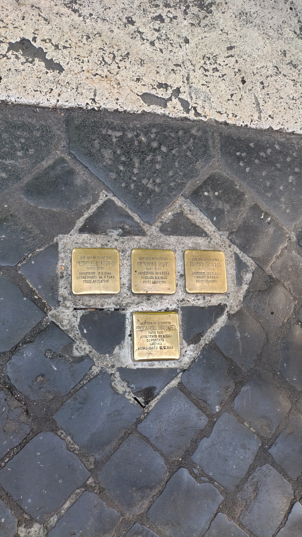 Pietre d'inciampo dedicate a Lungaro, Scaglia, Lupis e Maraffa, immerse nel pavimento di una strada.