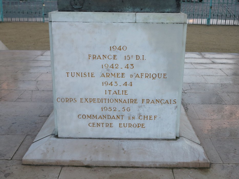 Dettaglio della base di una statua commemorativa con iscrizioni storiche. Giocano un ruolo significativo nella memoria collettiva.