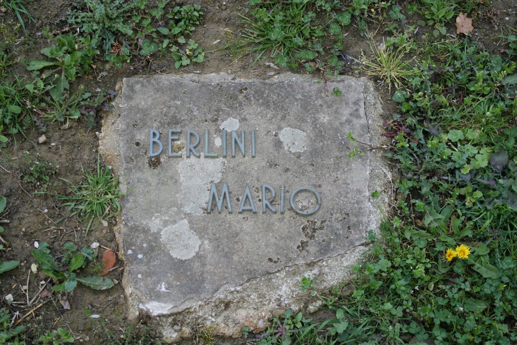 Monumento commemorativo nel cimitero di Stia, dedicato a Mario Berlini.