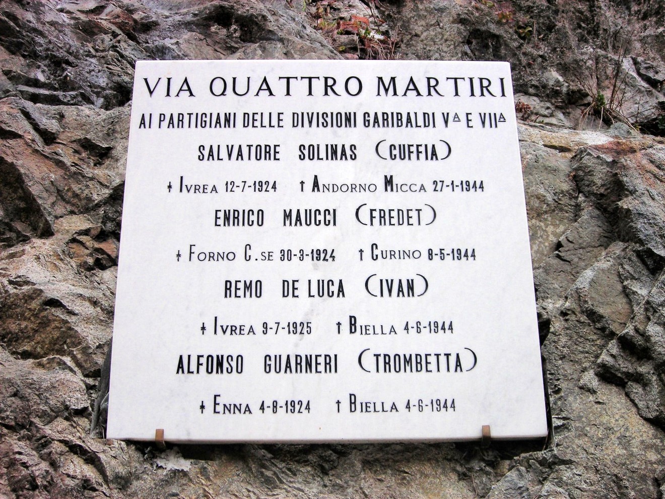 Lapide commemorativa dedicata ai martiri partigiani della "Via Quattro Martiri".