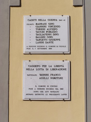 Lapide commemorativa ai caduti partigiani, sito a Pieve di Fiesole, in memoria dei combattenti per la libertà.