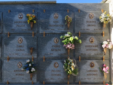 Sacrario dei partigiani con lapidi e fiori, memoriale in onore dei caduti della Resistenza.