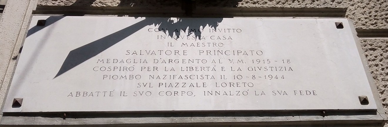 Lapide commemorativa dedicata a Salvatore Principato, con dettagli storici e omaggio alla sua memoria.