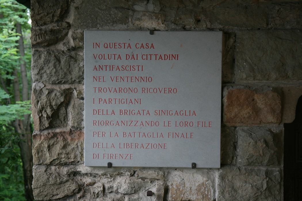Lapide commemorativa dedicata ai partigiani antifascisti e alla liberazione di Firenze.