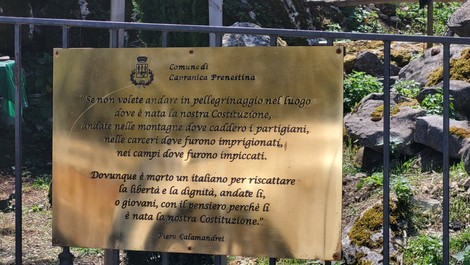 Targa commemorativa che ricorda l'uccisione di don Buttarazzi a Capranica Prenestina.