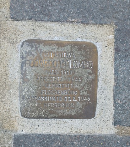 Pietre d'inciampo che commemorano le vittime della deportazione nel Giardino della Memoria.