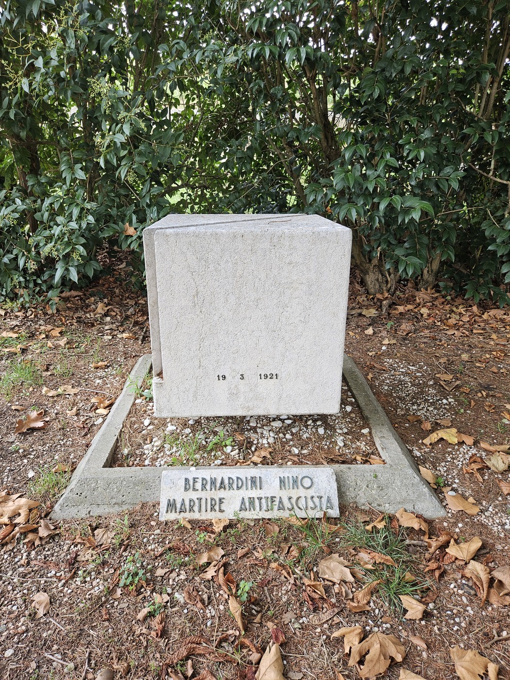 Monumento a Bernardini, commemorazione di un martire antifascista, situato in un'area verde.