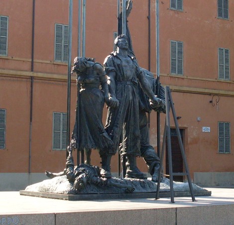 Scultura commemorativa che celebra il coraggio e la lotta partigiana durante la Resistenza italiana.