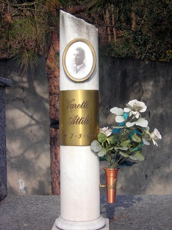 Monumento dedicato ai martiri della Garella, con un'incisione commemorativa e un omaggio floreale.