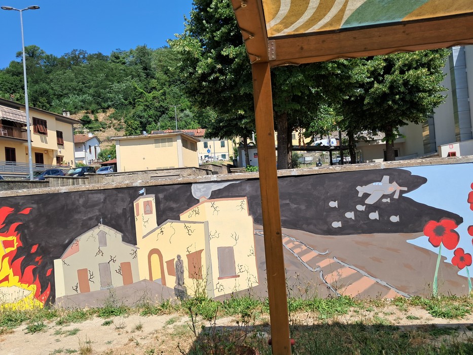 Murale colorato che celebra l'80° anniversario della Liberazione, con scene storiche e simbolismi significativi.
