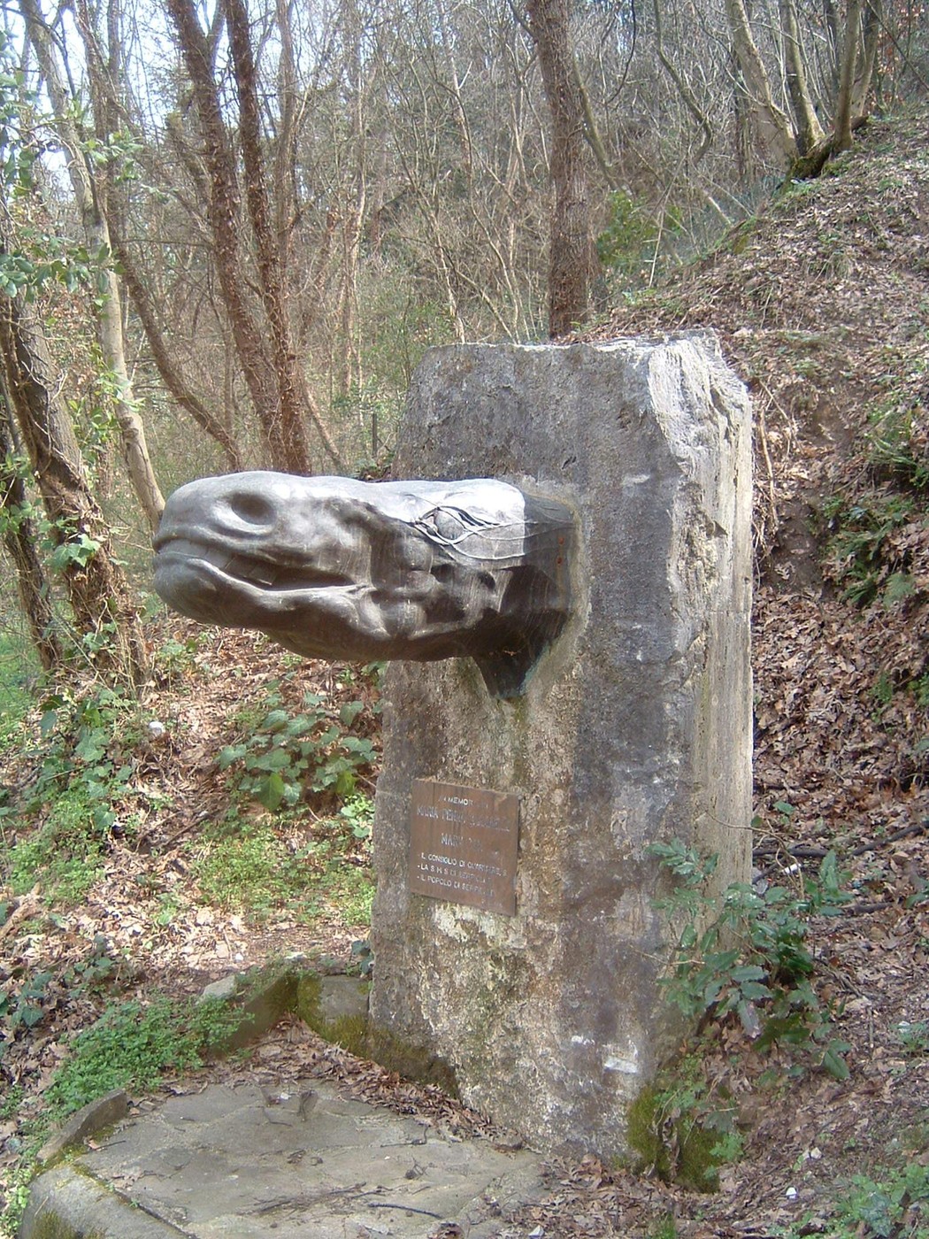 Scultura di bronzo che rappresenta un animaletto, incastonata in un contesto naturale e suggestivo.
