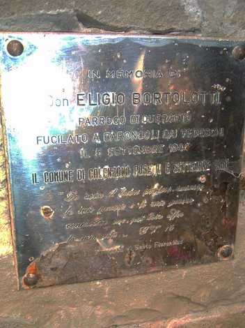 Monumento commemorativo a Don Eligio Bortolotti, parroco di Querceto, in memoria della sua tragica scomparsa.