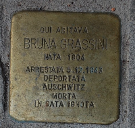 Pietra d'inciampo dedicata alla famiglia Levi-Grassini in memoria di Bruna Grassini.