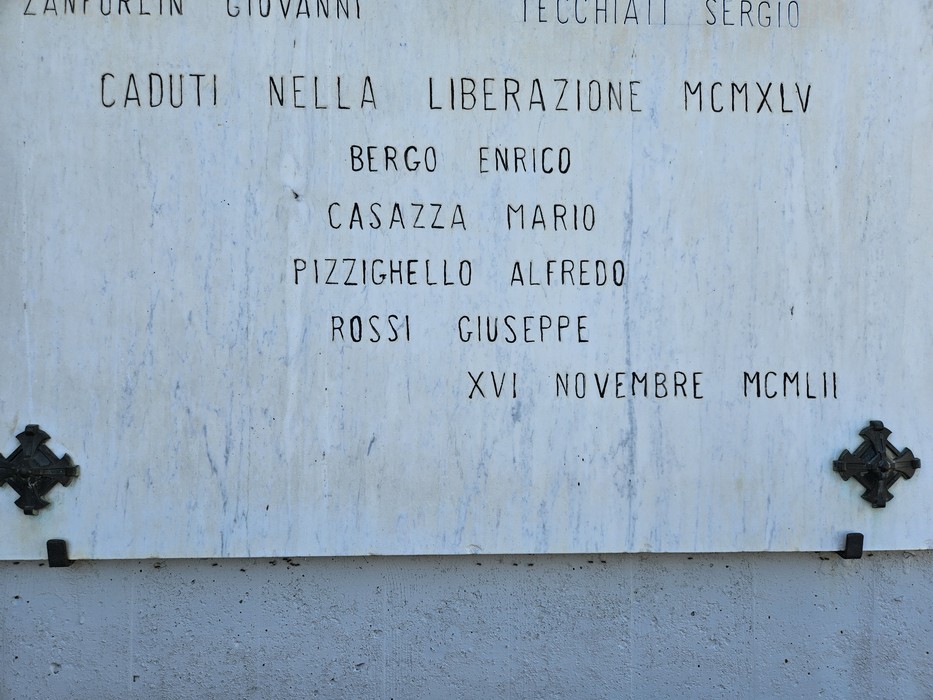 Monumento ai Caduti di Valliera con incisioni commemorative di nomi e date significative.
